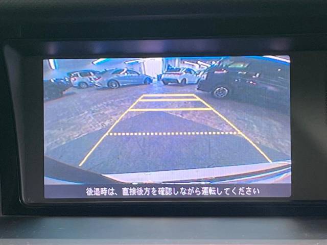 【バックカメラ】駐車時に後方がリアルタイム映像で確認できます。大型商業施設や立体駐車場での駐車時や、夜間のバック時に大活躍！運転スキルに関わらず、今や必須となった装備のひとつです！