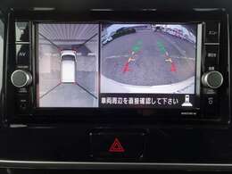 アラウンドビューモニター画像になります。4方向のカメラ画像を合成をし、上から見たような画像にしバック駐車時の死角を無くします。