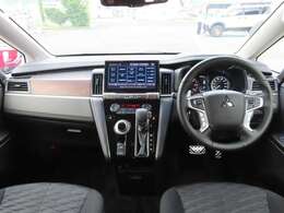 シフトレバーをダッシュパネルセンターに装備。運転席、助手席の足元すっきり！