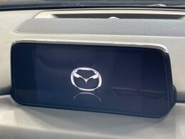 【マツダコネクト】車内の雰囲気にマッチした一体型タイプのディスプレイ。各種車輌設定やBluetooth再生等、様々な機能が楽しめます。専用SDカードのご購入で、ナビ機能も使用出来ます。