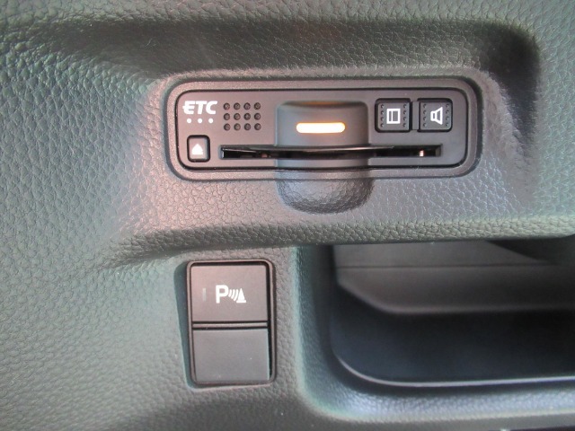 今や標準装備になりつつあるETC車載器も装着されております。料金所を通過するときも楽々です。駐車時に安心なパーキングセンサーも付いています。