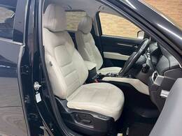 【レザーシート】ならではの高級感あふれる内装がこたわりのアイテム。見た目の高級感とより上質な座り心地をお楽しみください。