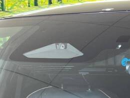 【トヨタセーフティセンス】走行中に前方の車両等を認識し、衝突しそうな時は警報とブレーキで衝突回避と被害軽減をアシスト。より安全にドライブをお楽しみいただけます。
