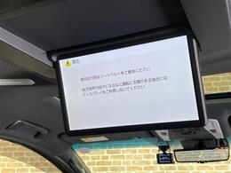 【フリップダウンモニター】天井にはフリップダウンモニターも装備されております♪お子様など、ロングドライブでも退屈せず楽しくお過ごしいただけます。