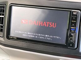 【純正ナビ】人気の純正ナビを装備しております。ナビの使いやすさはもちろん、オーディオ機能も充実！キャンプや旅行はもちろん、通勤や買い物など普段のドライブも楽しくなるはず♪
