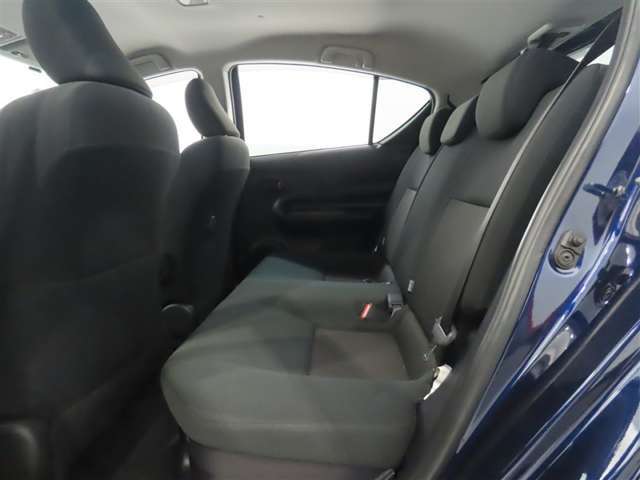 後席は、膝元に十分なスペースを確保！室内も専門のスタッフによる清掃済みでキレイです♪是非一度ご覧ください！