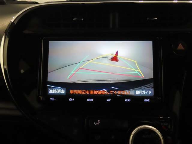 後方の見える安心をお届けするバックガイドモニター付：バックするときのアシストラインもあって楽々バック！車庫入れや縦列駐車をサポートし、苦手な駐車も安心です！今やもう手放せない装備ですネ♪