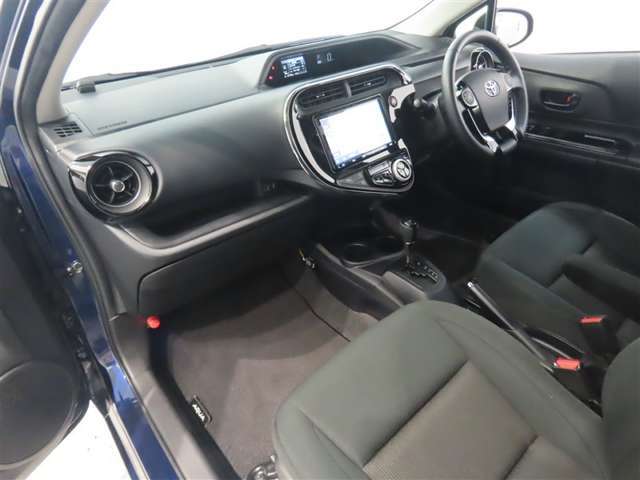 収納も便利で使いやすい。小物や大切な物をやさしく収納。カップホルダーの位置も使いやすいです♪