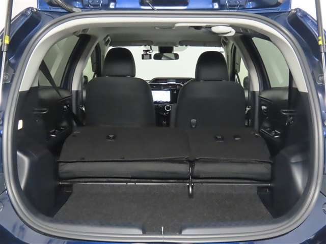 大きな開口幅で荷物を出し入れしやすいのが魅力のラゲージスペースです！リヤシートのシートバックの工夫で、更に積載容量が広くなり、よりたくさんの荷物の収納・長尺の荷物の収納が可能になります♪