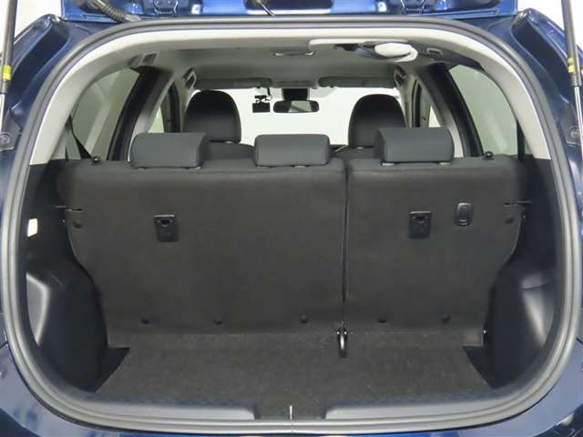 便利な6：4分割可倒式シートです。収納と乗車人数のバランスに優れています♪荷物の大きさに応じたラゲージスペースをフレキシブルに作り出せるので、シーンに応じた使い方ができます♪