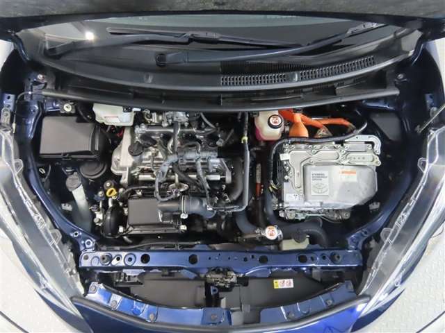 車にとって、とても大切な部分のエンジンルーム。綺麗に清掃済みで安心です。