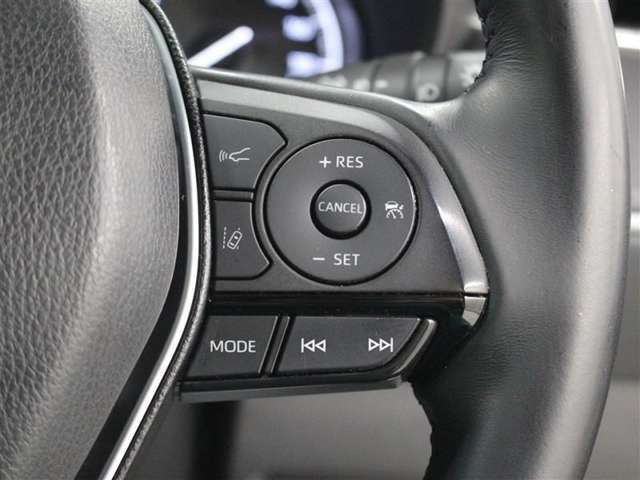 レーダークルーズコントロール作動時に車線維持に必要な運転操作の支援を行う「レーントレーシングアシスト(LTA)」を搭載しています。