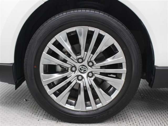 高輝度シルバー塗装された19インチアルミホイールが装着されています。タイヤサイズ225/55R19