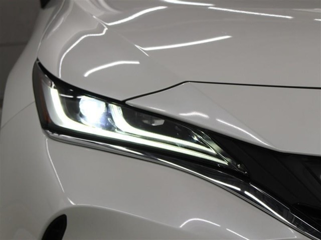 「アダプティブハイビームシステム(AHS)」が装備。LEDの配光範囲を細やかに制御し、先行車や対向車に光が当たる部分だけを自動的に遮光するので、ハイビームでの走行頻度がより向上します。