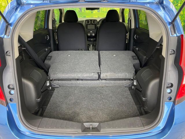 普段のお買い物や通勤、送迎等に十分な荷室スペースを確保しております。セカンドシートを倒すと、大きな荷物の積載も可能です♪