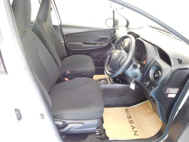 運転席の足元も広く余裕があります　シートリフター付きで小柄な方でも高さ調整が可能です