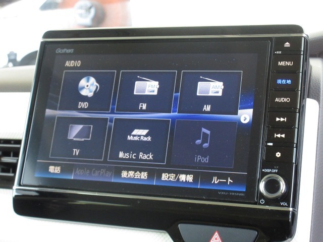 ナビゲーションはギャザズ8インチメモリーナビ（VXU-195NBi）を装着しております。AM、FM、CD、DVD再生、Bluetooth、音楽録音再生、フルセグTVがご使用いただけます。