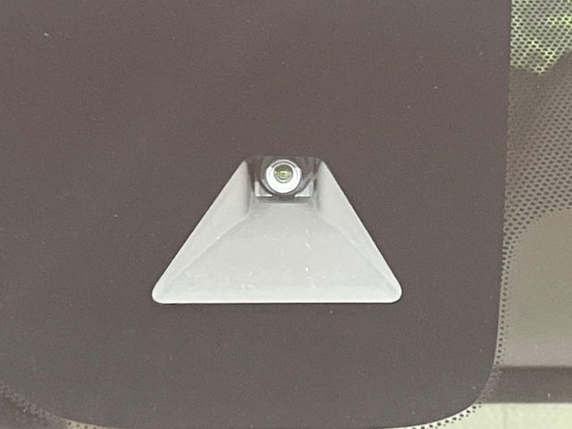 【エマージェンシーブレーキ】走行中に前方の車両等を認識し、衝突しそうな時は警報とブレーキで衝突回避と被害軽減をアシスト。より安全にドライブをお楽しみいただけます。