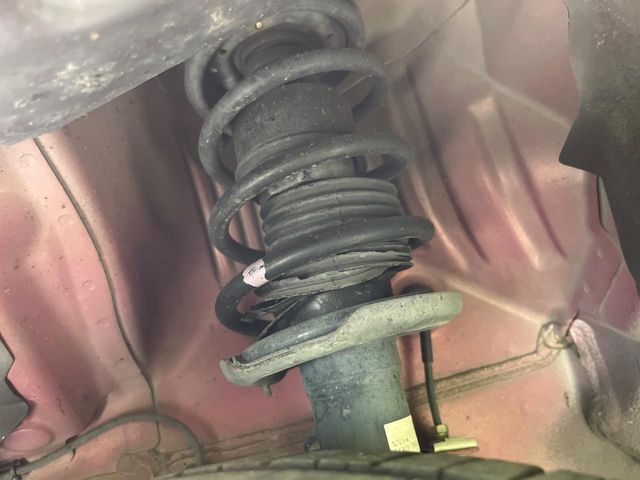 お車を安心してお乗りいただく為には、足回りの定期点検が欠かせません。サービスサポート（有償保証）では無料点検もご提供しており、安心のカーライフをお過ごしいただけるサポート体制が整っています。