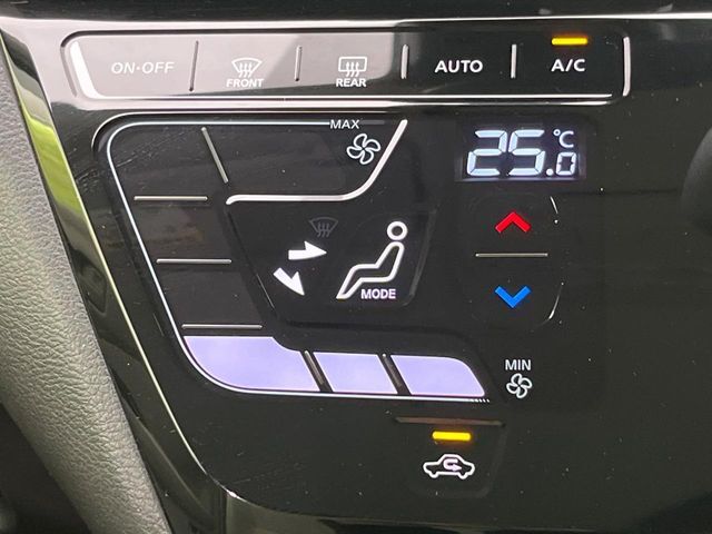 【オートエアコン】一度お好みの温度に設定すれば、車内の温度を検知し風量や温度を自動で調整。暑い…寒い…と何度もスイッチ操作をする必要はありません。快適な車内空間には必須の機能ですね♪