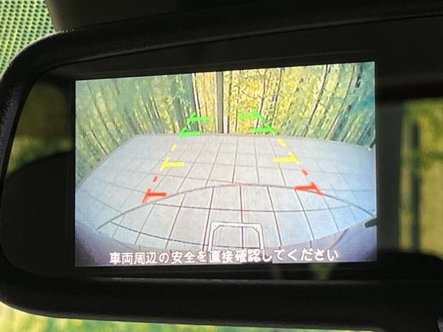 【バックカメラ】駐車時に後方がリアルタイム映像で確認できます。大型商業施設や立体駐車場での駐車時や、夜間のバック時に大活躍！運転スキルに関わらず、今や必須となった装備のひとつです！