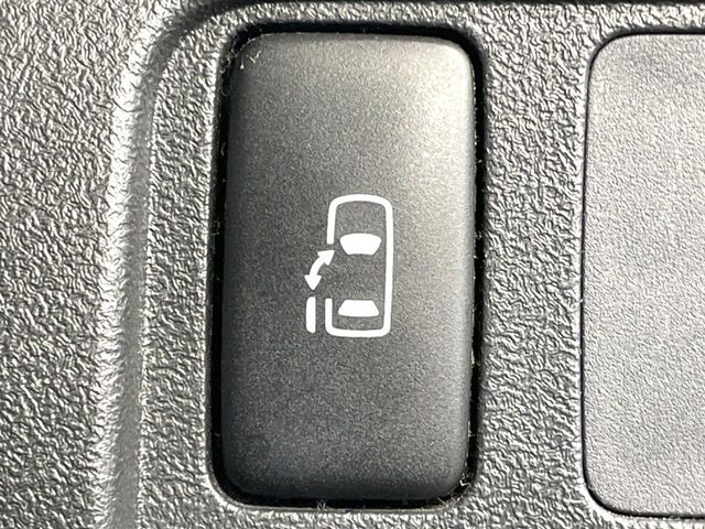 【パワースライドドア】スマートキーや運転席のスイッチでスライドドアの開閉が可能♪電動だから力を入れてドアを開ける必要が無く、小さいお子様でも、重い荷物を持っている時もラクに開け閉めできます♪