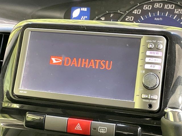 【純正ナビ】人気の純正ナビを装備しております。ナビの使いやすさはもちろん、オーディオ機能も充実！キャンプや旅行はもちろん、通勤や買い物など普段のドライブも楽しくなるはず♪
