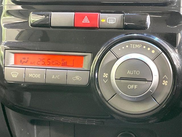 【オートエアコン】一度お好みの温度に設定すれば、車内の温度を検知し風量や温度を自動で調整。暑い…寒い…と何度もスイッチ操作をする必要はありません。快適な車内空間には必須の機能ですね♪