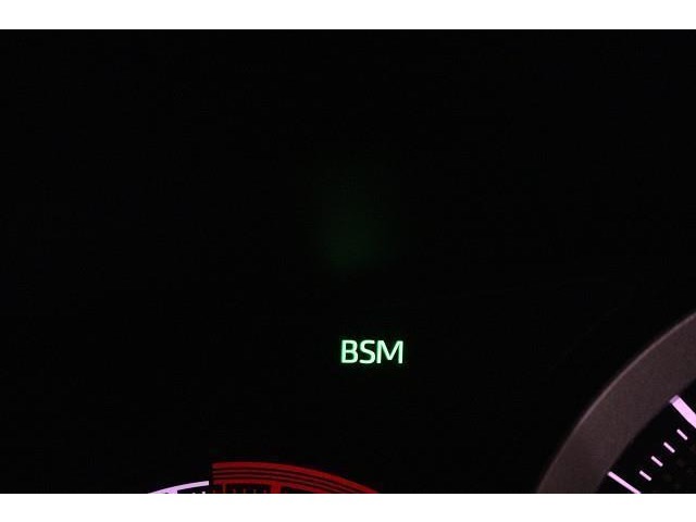 BSM（ブラインドスポットモニター）を装備。　隣の車線を走る車両が死角エリアに入ると、ドアミラーのインジケーターが光ってお知らせ！