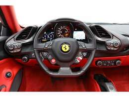 フェラーリには必須装備のカーボンステアリングも装備されている車両で御座います。