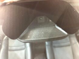 【エマージェンシーブレーキ】走行中に前方の車両等を認識し、衝突しそうな時は警報とブレーキで衝突回避と被害軽減をアシスト。より安全にドライブをお楽しみいただけます。