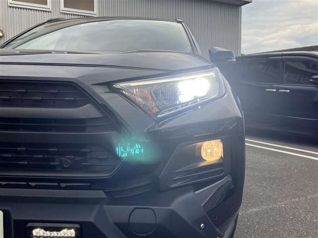 LEDヘッドライトです。デザイン性がよくとても明るいので、夜間の走行や悪天候でも安心です。しかも長寿命！