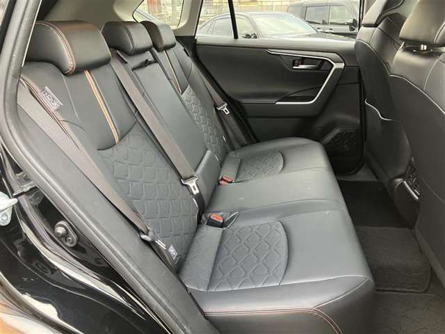ゆとりある広々とした車内空間は、ドライブを始め買い物やレジャーなど、幅広く活躍します。一人でもみんなとでもお出かけを楽しみましょう！