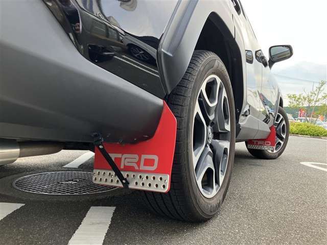 シートを外して室内をすみずみまで洗浄＆消臭。ボディやタイヤはもちろん、エンジンルームまで洗浄しています。