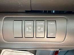 両側自動ドアのスイッチも運転席にあります！安全確認をしながらの操作が出来ますので、小さなお子様がいても安心ですよ！
