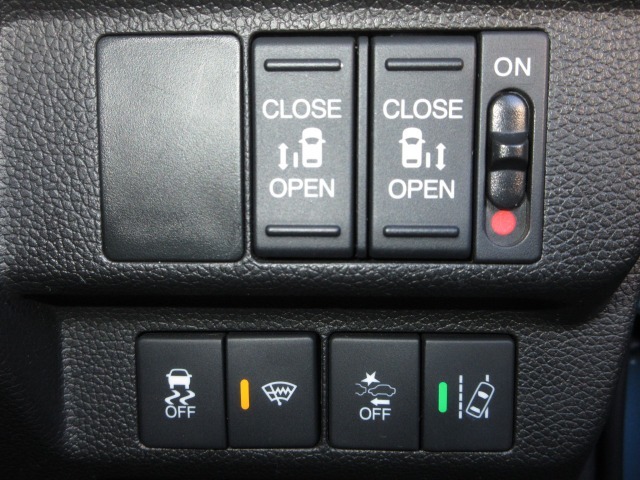 レーザーを照射しカメラで前走車等を検知し衝突の回避・軽減を図るホンダセンシングとVSA（車両挙動安定化制御システム）走る・曲がる・止まるの全領域で安定性を確保するためのシステム装備。安心ですね！