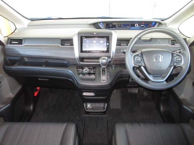 握りやすいハンドルには、オーディオコントロールとクルーズコントロールスイッチが装備されており、ハンドルから手を離さずに操作が出来ます。感覚で操作ができて便利で安全ですね！