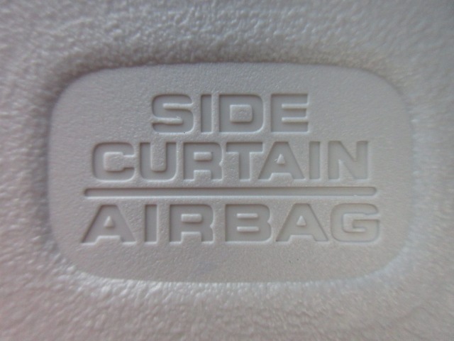 サイドカーテンエアバックシステムは、側面衝突時に大人から子供までさまざまな体格の乗員の頭部や頚部を広範囲で保護。特にセンターピラーへの頭部衝突を防ぐ展開性能を実現しています。