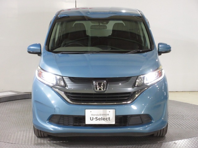 ハロゲンより明るく、より遠くまでさらなる安心感のあるLEDヘッドライトを採用。照射軸の上下方向を自動調整するオートレベリング機構、点灯忘れも防止できるオートライトコントロール機構付きです。