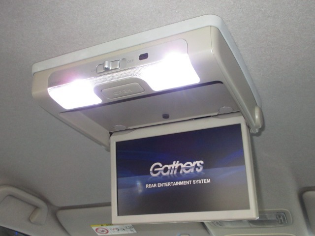 後席用のモニターがついています。特に小さいお子さん移動時間が退屈せずに大喜び！見たいテレビやDVDなどが楽しめます。みんなでワイワイ楽しいドライブですねぇ～！