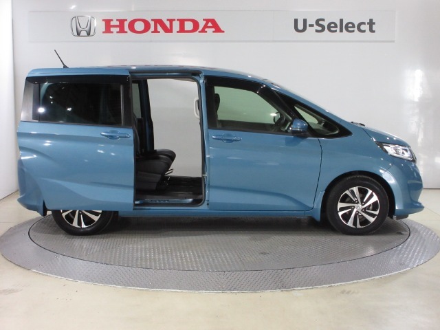 ハンドグリップ付両側電動パワースライドドアがついております。ご年配の方や小さいお子さんの乗り降りも楽々ですね。万が一ドアに手を挟んでしまっても、挟み込み防止機構が付いていて安心です！