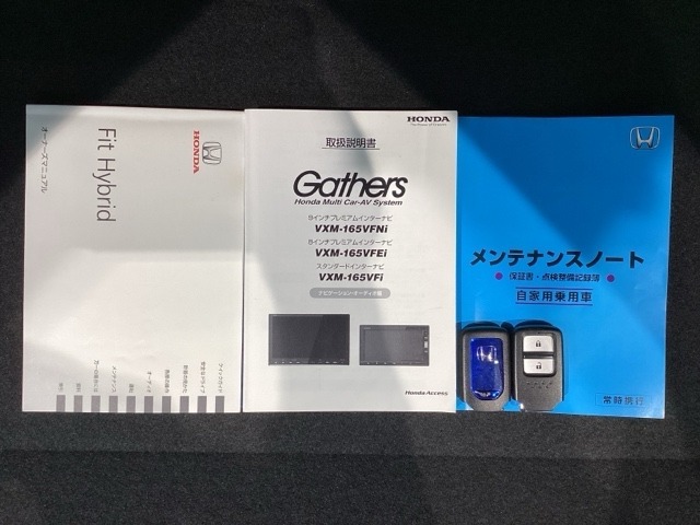 スマートキーは鍵をバッグに入れたままでもドアロックの開閉やエンジンのON・OFFができます。夜間や雨の日も鍵を探さなくて良いので便利です。