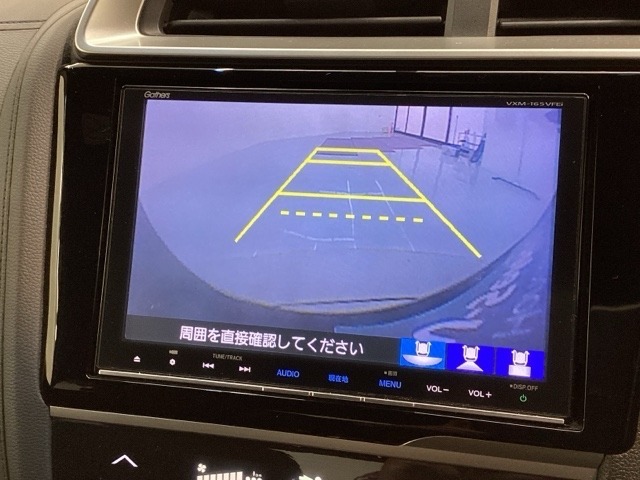 リバースギアに入れるだけで後方の表示へ切り替わります。夜間や雨の日の駐車も楽になりますよ。