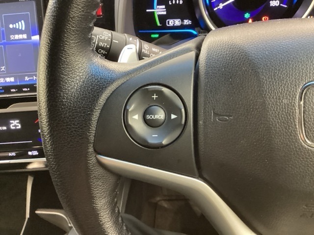 ステアリングにオーディオ操作スイッチが付いています。オーディオ画面に直接タッチしなくても操作が出来ますので、運転に集中できます。