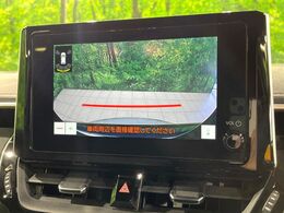 【バックカメラ】駐車時に後方がリアルタイム映像で確認できます。大型商業施設や立体駐車場での駐車時や、夜間のバック時に大活躍！運転スキルに関わらず、今や必須となった装備のひとつです！