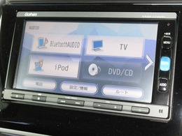 ナビゲーションはギャザズメモリーナビ（VXM-174VFi）を装着しております。AM、FM、CD、DVD再生、Bluetooth、フルセグTVがご使用いただけます。初めて訪れた場所でも安心ですね！