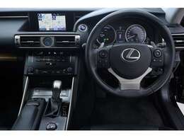 年式を感じさせない無い内装で御座います！レクサスISならではなシンプルな内装に仕上がっております！！