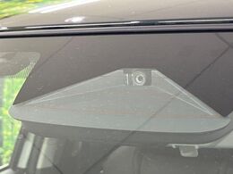 【スズキ　セーフティサポート】走行中に前方の車両等を認識し、衝突しそうな時は警報とブレーキで衝突回避と被害軽減をアシスト。より安全にドライブをお楽しみいただけます。