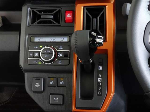 車内を快適に、オートエアコンを装備してます。