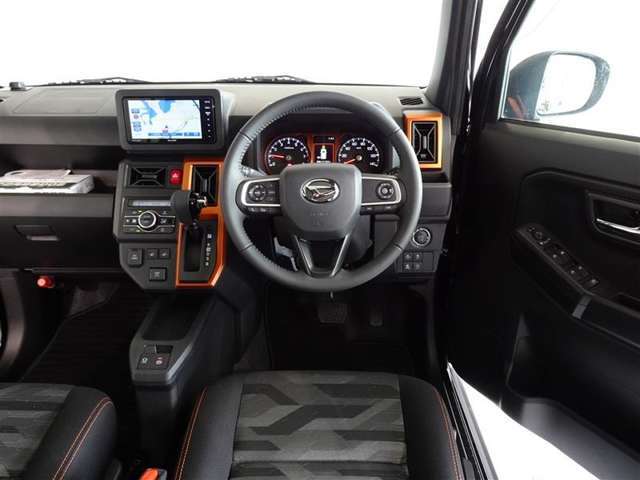 革巻きステアリングで快適な操作性の運転席です。